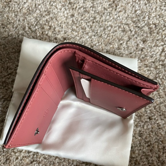 SOLD Gucci blooms Compact Wallet - Picture 7 of 16